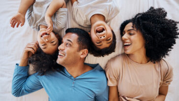 papás involucrados en la crianza de hijos, papás que cambian pañales