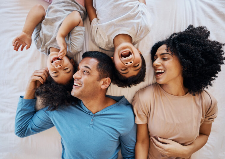 papás involucrados en la crianza de hijos, papás que cambian pañales